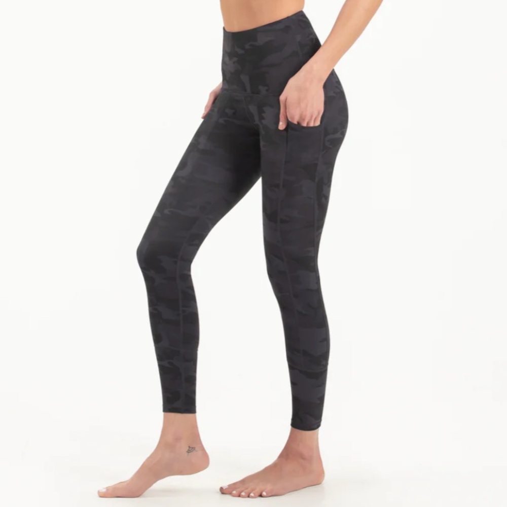 High-Waist Black Camo Leggings with Side Pocket